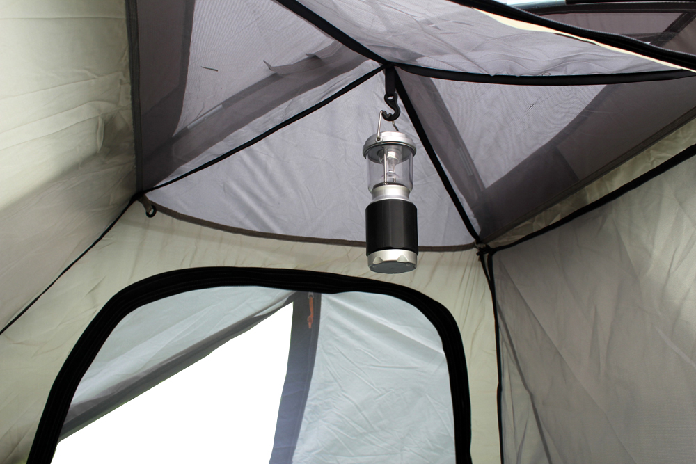 Кемпинговая лампа в палатке.