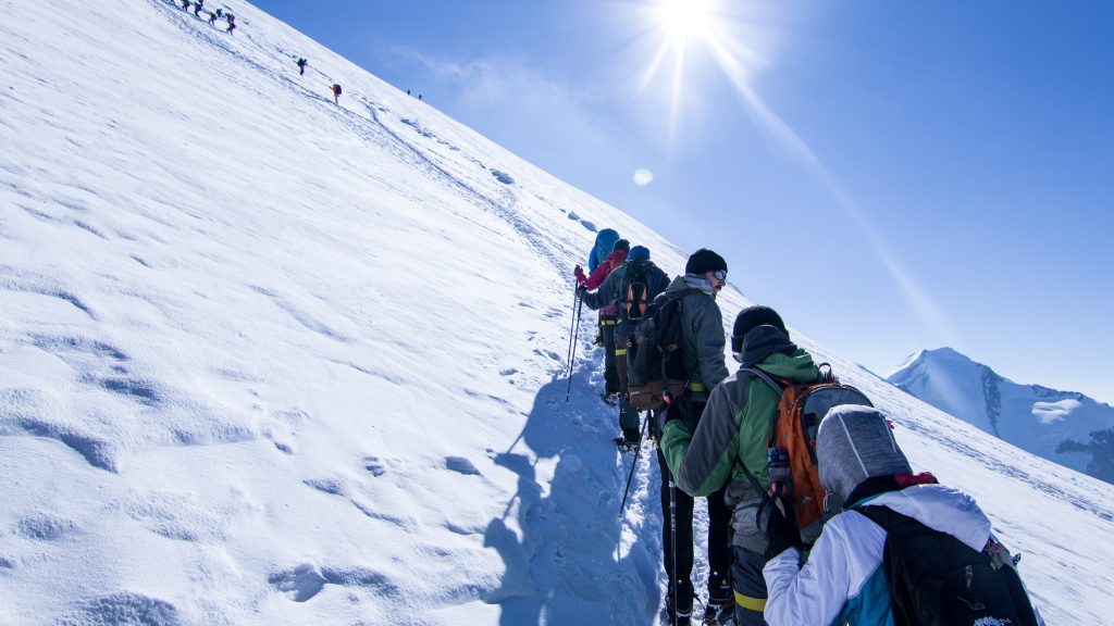 Подъем альпинистов по склону