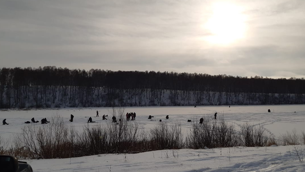 Рыбаки на первом льду