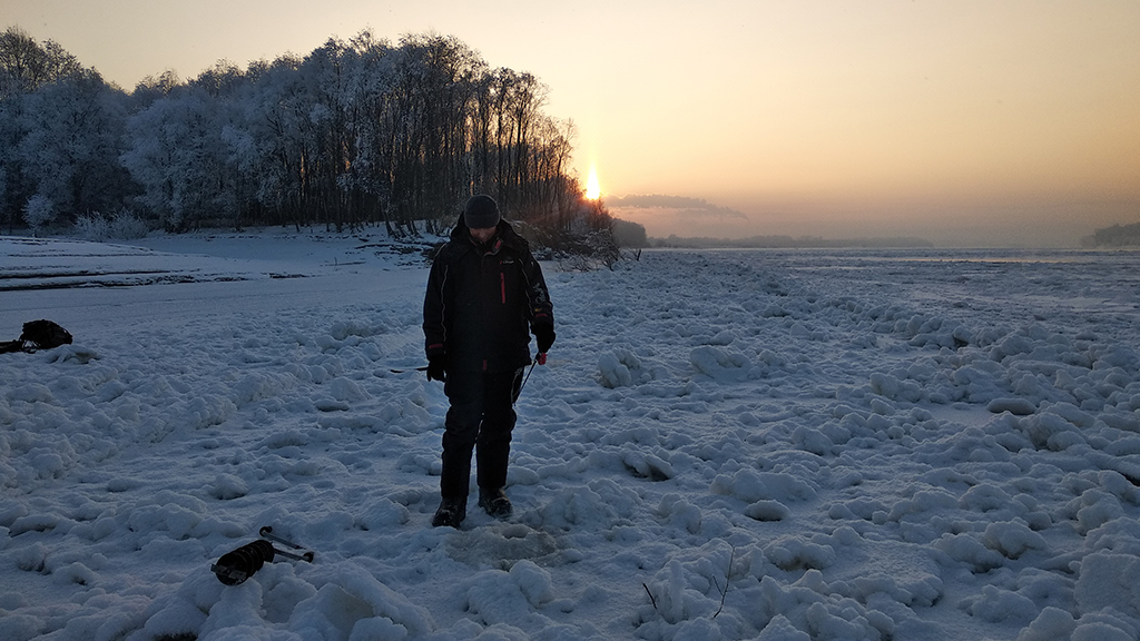 Фото рыбака на первом льду