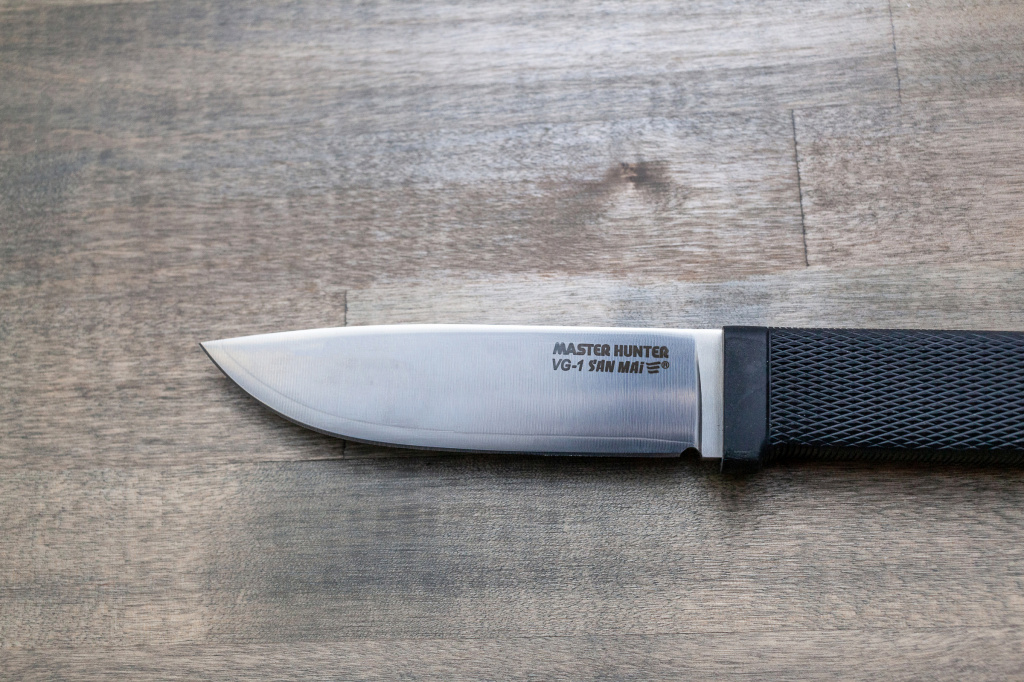 Сталь клинка ножа Мастер Хантер сделана по японской традиционной технологии San Mai.