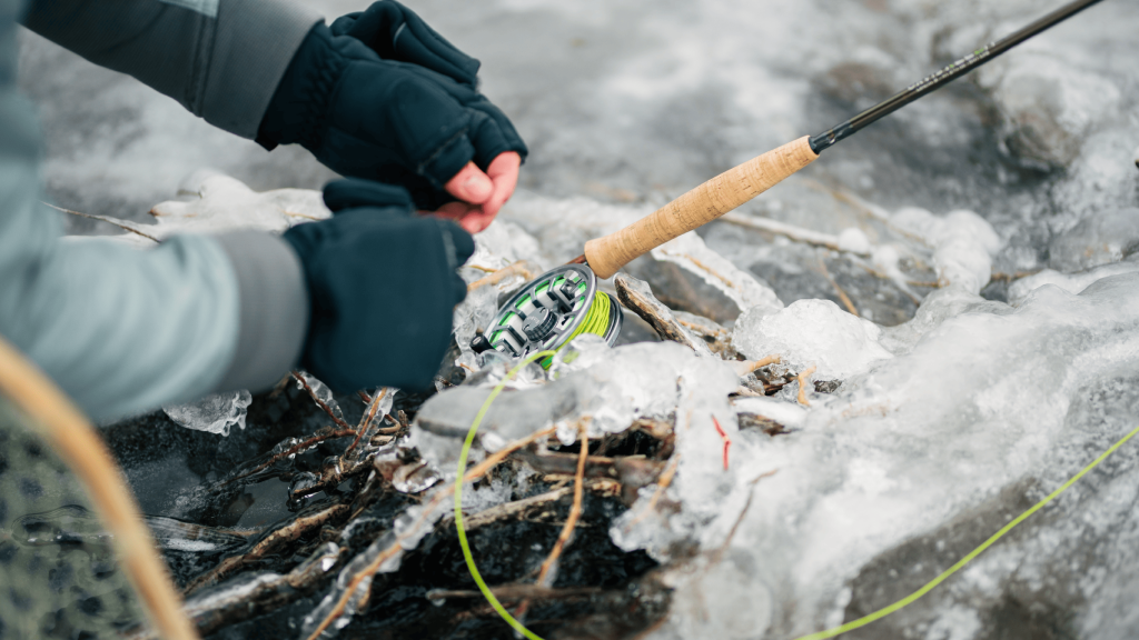 Рыбалка по первому льду: секреты успеха и правильная подготовка