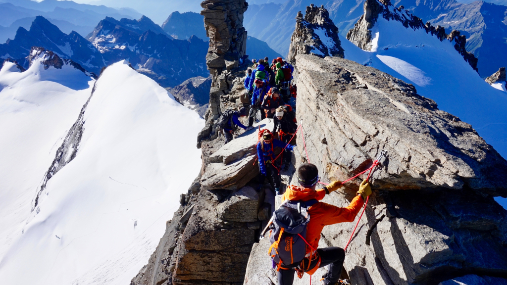Переход альпинистов по стене в горах