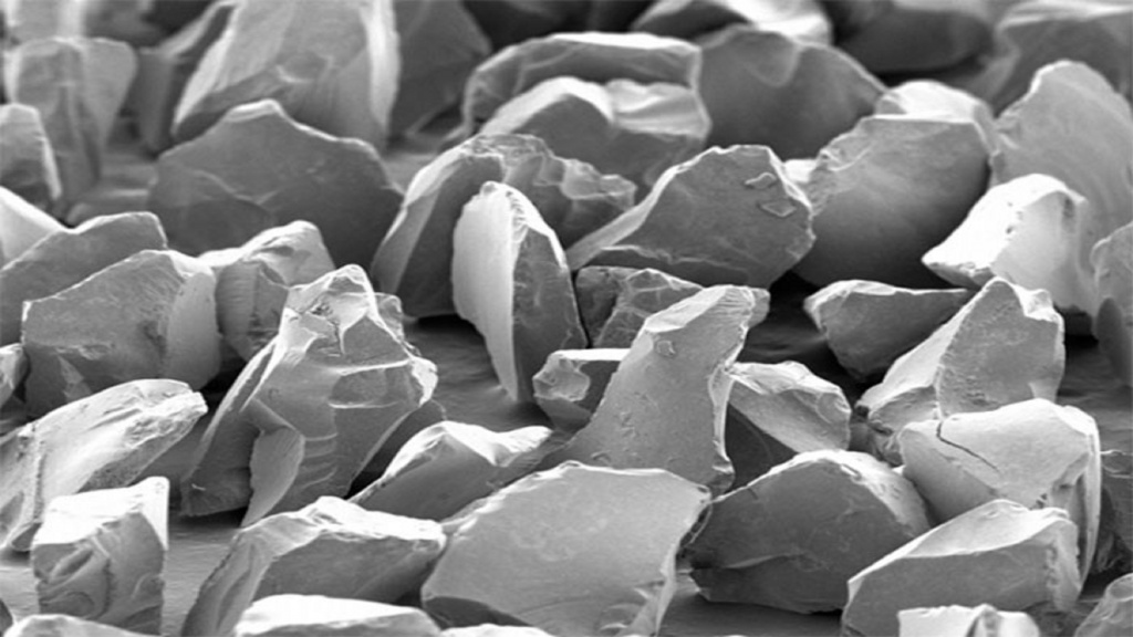 Зерно оксида алюминия под микроскопом.