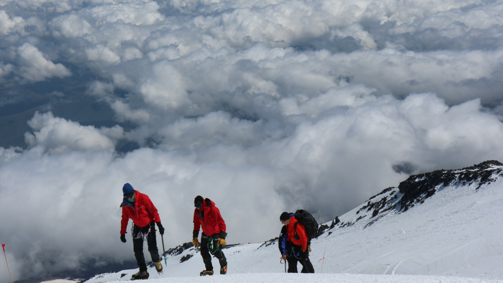 Группа альпинистов при подъеме на Эльбрус